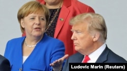 Cancelara Germaniei Angela Merkel și președintele SUA Donald Trump în timpul Summitului NATO de la Bruxelles, Belgia, iulie 2018. 