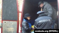 Міліцыянт правярае рэчы ў Тацяны Севярынец