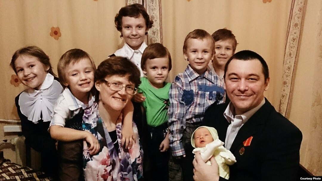 Svetlana Davydova, husband Anatoly Gorlov, and their seven children