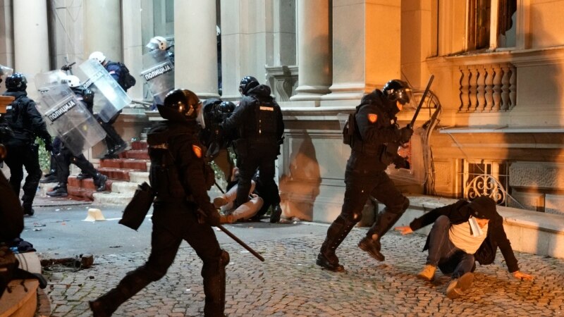 Policija napala novinare na protestu u Beogradu, navelo Udruženje novinara Srbije