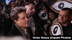 Președintele Nicușor Dan vorbește cu protestatarii în fața Palatului Cotroceni
