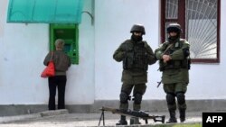 Жанчына здымае грошы ў банкамаце, Сімфэропаль