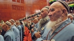 Halk Maslahatynyň mejlislerine gatnaşýanlaryň ençemesi ýaşulular. Türkmenistan (arhiw suraty).