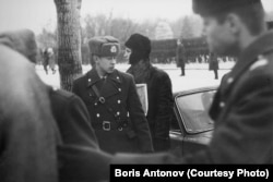 A police officer stands by as Beatles fans in Moscow mourn John Lennon in December 1980.