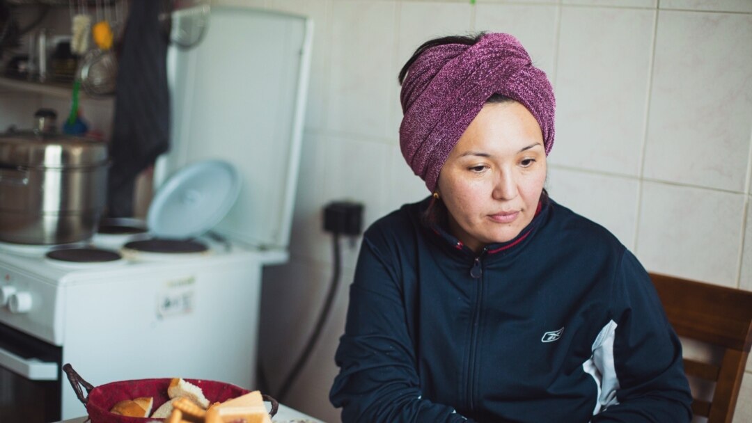 Қалың және кеуделі Киевтегі трансвеститтермен жыныстық қатынас