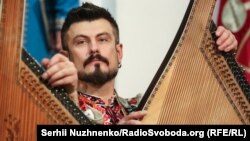 Володимир Трибель під час гри на бандурі