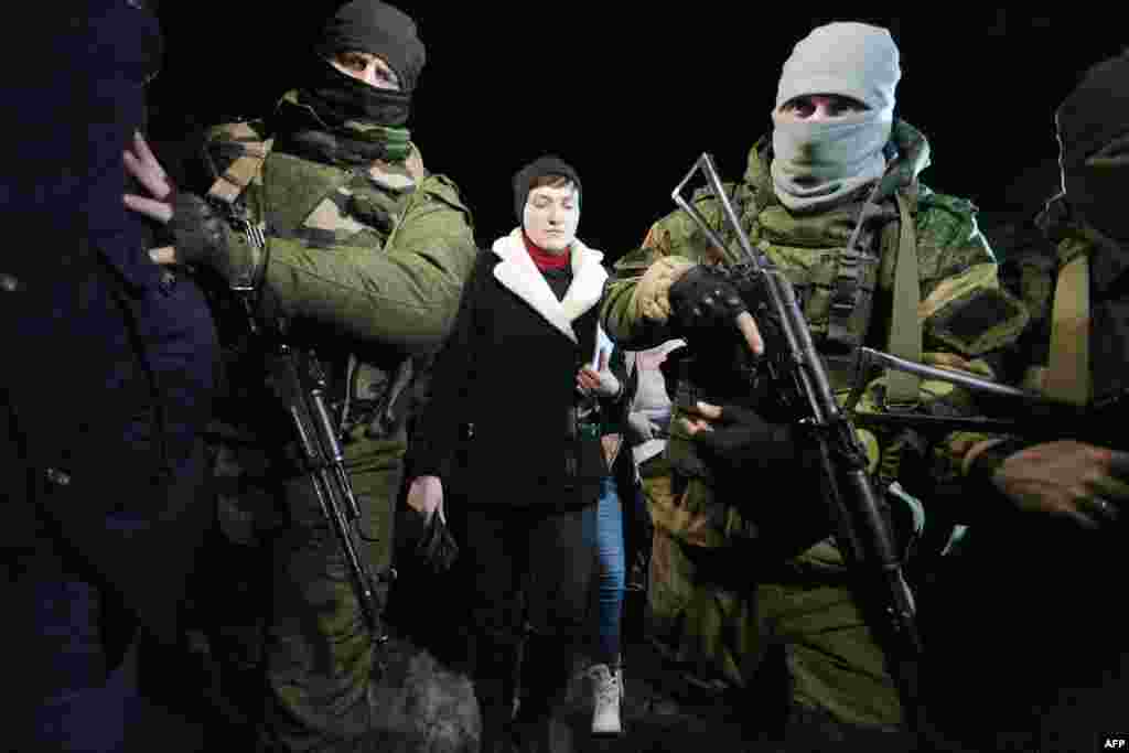 Надія Савченко під час відвідування виправної колонії, де утримують українських військовополонених, Макіївка, Донецька область, 24 лютого 2017 року БІЛЬШЕ ПРО ЦЕ