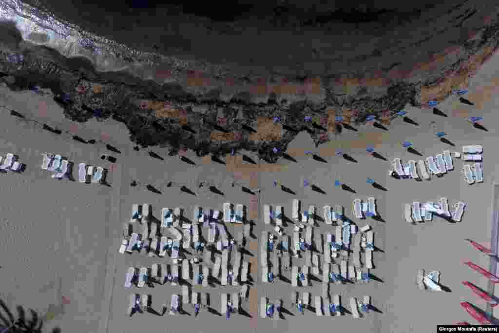 Oil that leaked from a small oil tanker that sank on September 10 is seen next to sunbeds and folded umbrellas on the beach of Agios Kosmas at the riviera in Athens, Greece, on September 17. (Reuters/Giorgos Moutafis)