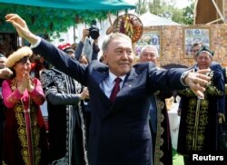 Нұрсұлтан Назарбаев 1 мамыр Қазақстан халықтары бірлігі күнін тойлап жүр. 2016 жыл.