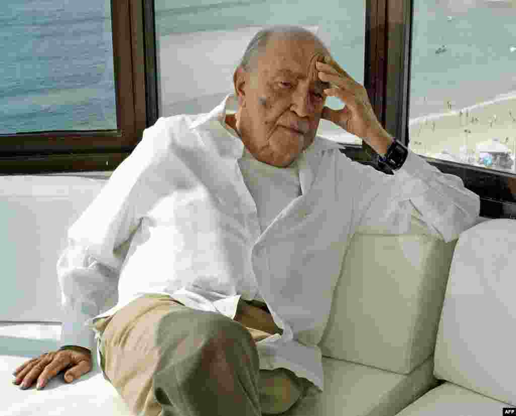 Architectul Oscar Niemeyer &icirc;n biroul său situat deasupra plajei Copacabana de la Rio de Janeiro, &icirc;n 2003