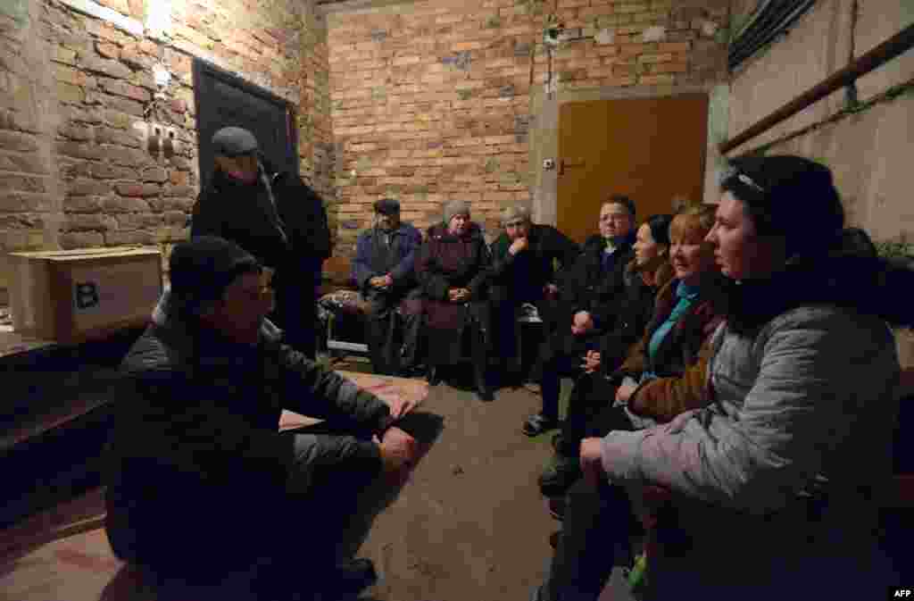 Люди у бомбосховищі Петровського району Донецька, 4 лютого 2015 року
