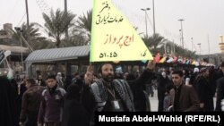 مرشد قافلة من الزوار الايرانيين في كربلاء