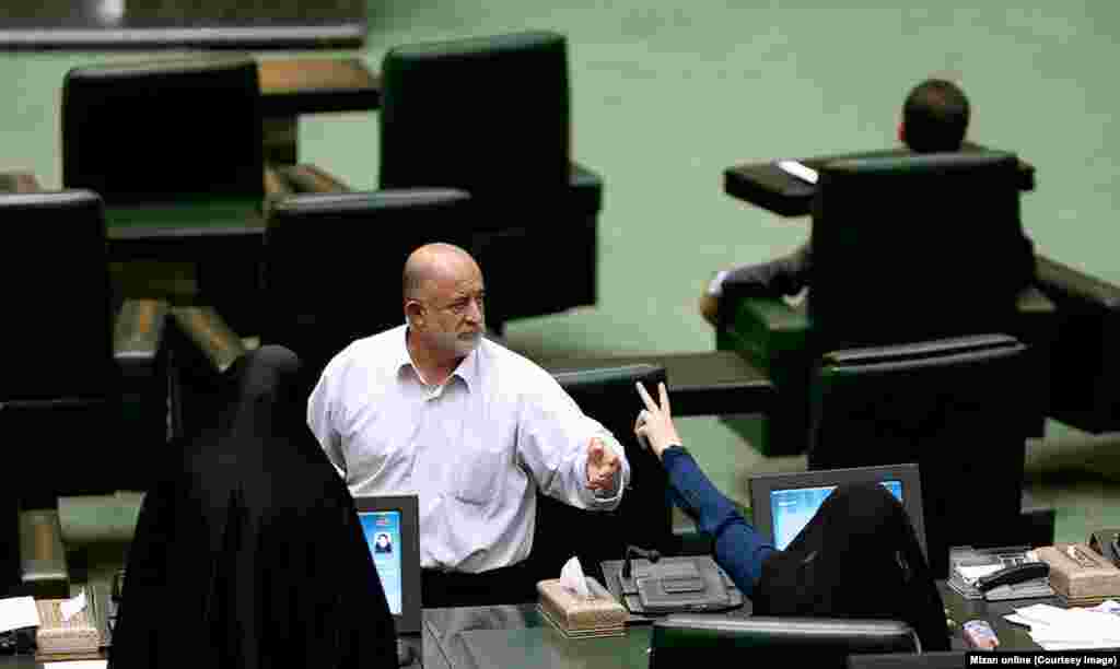 جلسه علنی مجلس شورای اسلامی؛ نادر قاضی پور نماینده ارومیه که اظهاراتش در مورد زنان در دوران تبلیغات انتخاباتی جنجالی شده بود.