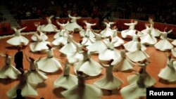 Türkiyənin Konya şəhərində mövlanəçiliyin davamçılarının "Səma" adlanan ritual rəqsi.