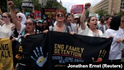 Актриса Сьюзан Сарандон протестует против решения разлучать детей нелегальных мигрантов с родителями. Это решение в числе прочих повлияло на желание большего числа женщин принять участие в политике