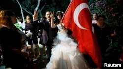 Нове турецьке подружжя завітало до парку Ґезі, щоб висловити солідарність з його захисниками, Стамбул, 9 червня 2013 року