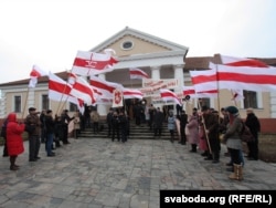 У Слуцку прайшоў мітынг, арганізаваны КХП БНФ, да якога далучыліся прадстаўнікі іншых арганізацый