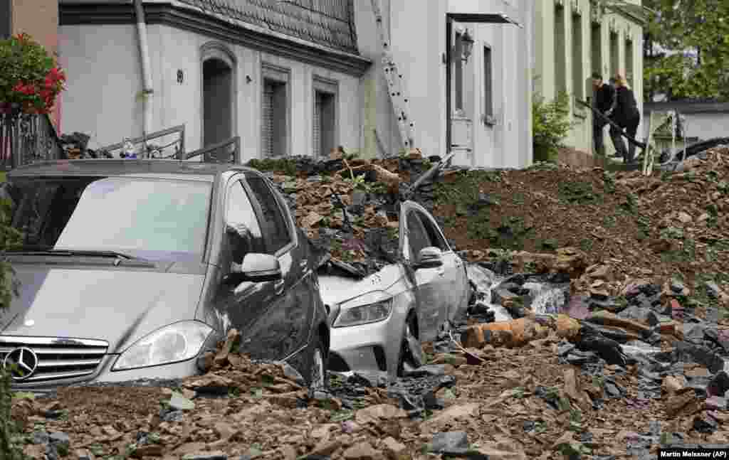 Автомобілі засипані уламками, принесеними напередодні ввечері внаслідок розливу річки Нахма в Гагені, Німеччина, 15 липня 2021 року
