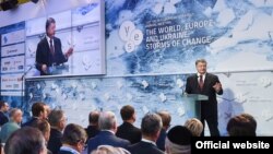 Президент Украины Петр Порошенко выступает на форуме в Киеве. 16 сентября 2016 года.