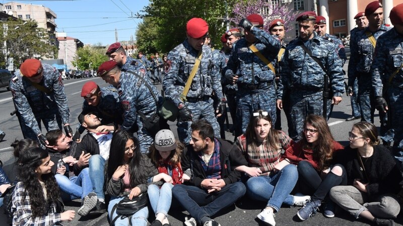 Движение на ряде центральных улиц Еревана вновь парализовано