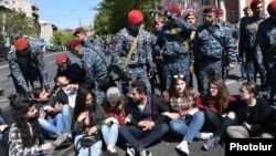 Демонстранты блокируют одну из улиц Еревана