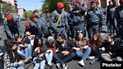Armenia - Police try to unblock a street in Yerevan blocked by protesting students, 16 April 2018.