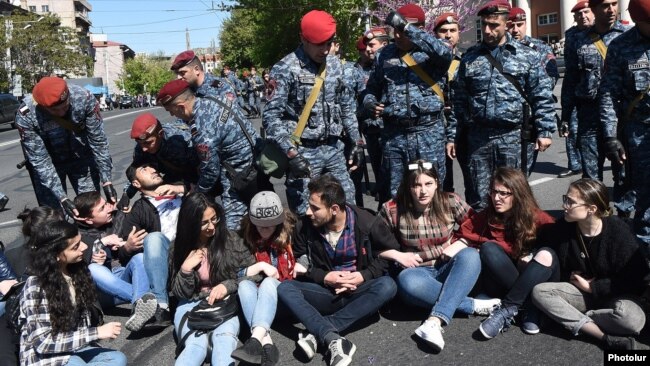 Armenia - Police try to unblock a street in Yerevan blocked by protesting students, 16 April 2018.