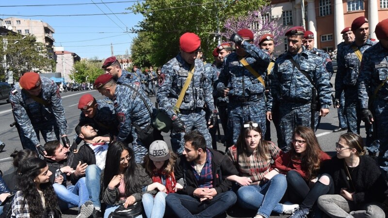 Ереван: Пулис дастикам 30 эътирозгарро боздошт кард. ВИДЕО