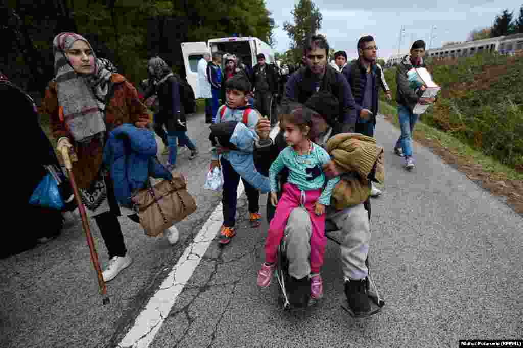 Izbjeglice napuštaju željezničku stanicu Botovo i idu prema Mađarskoj