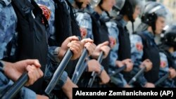 Полиция рұқсат етілмеген митинг кезінде алаңды қоршап тұр. Мәскеу, 3 тамыз 2019 жыл.