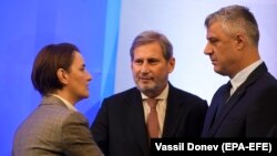 Presidenti i Kosovës, Hashim Thaçi, së bashku me kryeministren e Serbisë, Ana Bërnabiq, dhe me komisionarin e BE-së, Johannes Hahn (në mes) në tubimin në Sofje