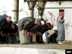 Jusuf Barčić i vehabije pri molitvi u Carevoj džamiji u Sarajevu, 2007.