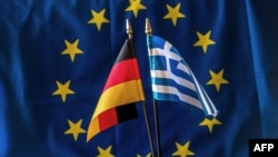 Флаги ФРГ и Греции на фоне флага Евросоюза
