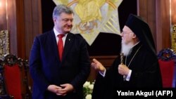 Президент України Петро Порошенко (л) і Вселенський патріарх Варфоломій, Стамбул, 3 листопада 2018 року