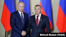 Vlagyimir Putyin orosz elnök (balra) és Arkagyij Rotenberg