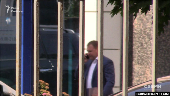 26 червня 2018-го. Бізнесмен Віталій Кропачова виходить з одного зі столичних бізнес-центрів