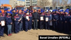 Аким Западно-Казахстанской области Алтай Кульгинов (в центре) фотографируется с работниками дорожного предприятия. Уральск, 9 апреля 2016 года.