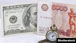 Arxiv fotosu: ABŞ dolları və Rusiya rublu