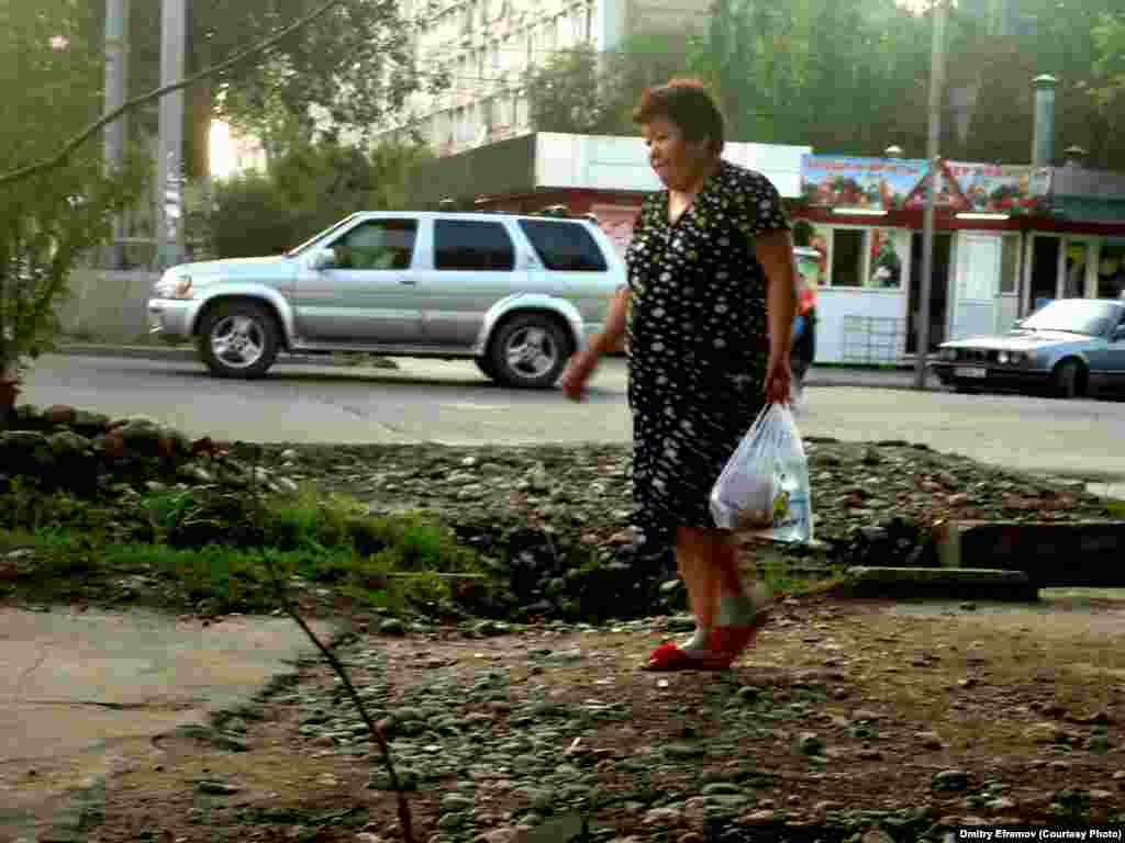 И пока мы молоды, нам это кажется незначительной проблемой. Вроде бы не сложно пройти по разбитому тротуару. Но вот для пенсионеров и людей с ограниченными физическими возможностями это уже серьезная проблема.