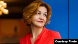 Вера Садықова - парламент мәжілісі жанындағы қашықтан оқыту туралы өзгерістер жобасын дайындаумен айналысатын жұмыс тобының мүшесі.