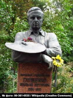 Пам’ятник на могилі художника Миколи Глущенка. Київ, Байкове кладовище