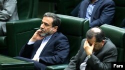 عباس عراقچی، رئیس هیئت مذاکرهکننده ایران (چپ)