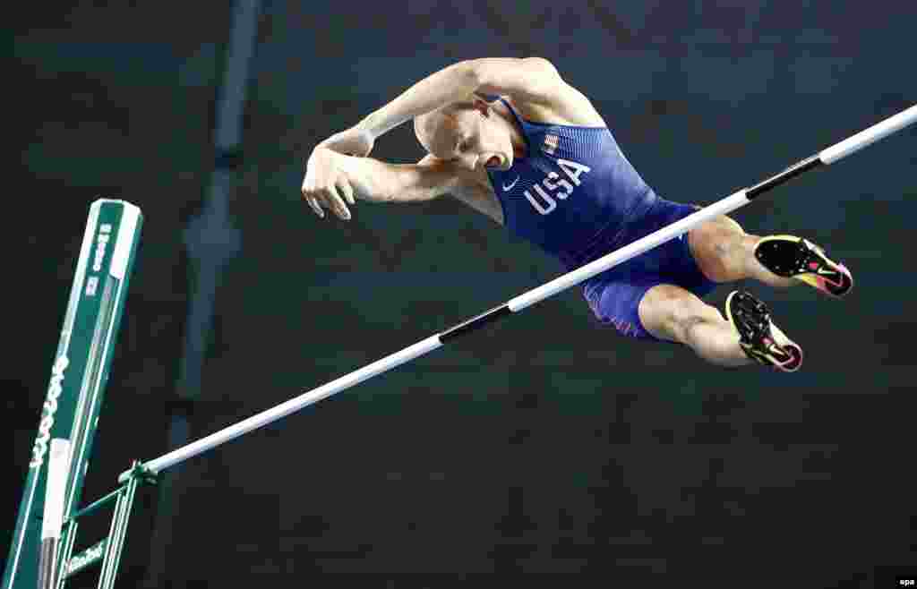 Сем Кендрікс зі Сполучених Штатів змагається в чоловічому фіналі зі стрибків із жердиною, в якому він взяв бронзу