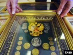 В 2011 году в Государственной Думе России среди прочих монет выставляли гривну с портретом Владимира Путина. Теперь такую никто не отчеканит