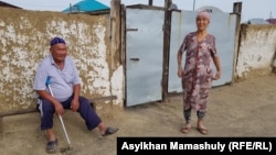 Тулпарбек Изтлеуов, житель села Боген Кызылординской области, с женой. 21 июля 2018 года.