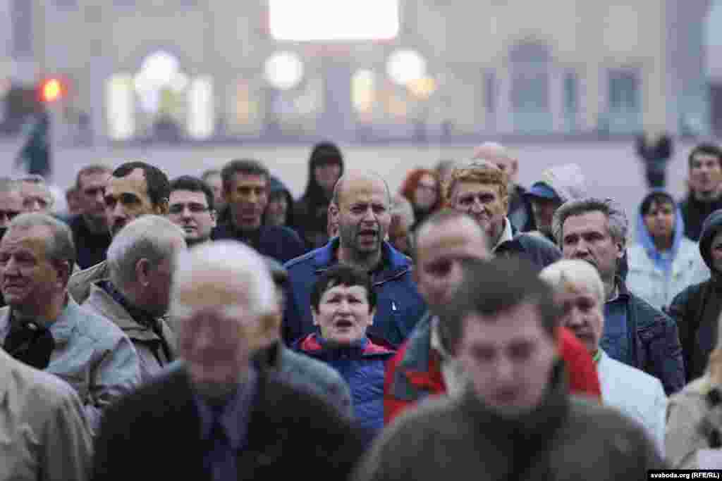 Участники акции заявили, что протест направлен против учений «Запад-2017», которые проводятся совместно с Россией на территории Беларуси, и «втягивания Беларуси в военно-политические блоки».