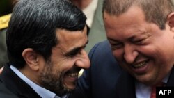 Hugo Chavez (sağda) və Mahmud Ahmadinejad Karakasda (2012)