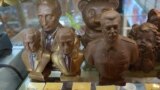 ТРЦ &quot;Тандем&quot;. Здесь выставлены на продажу шоколадные бюстики Иосифа Сталина и Владимира Путина. Бюстики Путина мельче, но стоят дороже. В Сталина шоколада почему-то не докладывают.&nbsp;