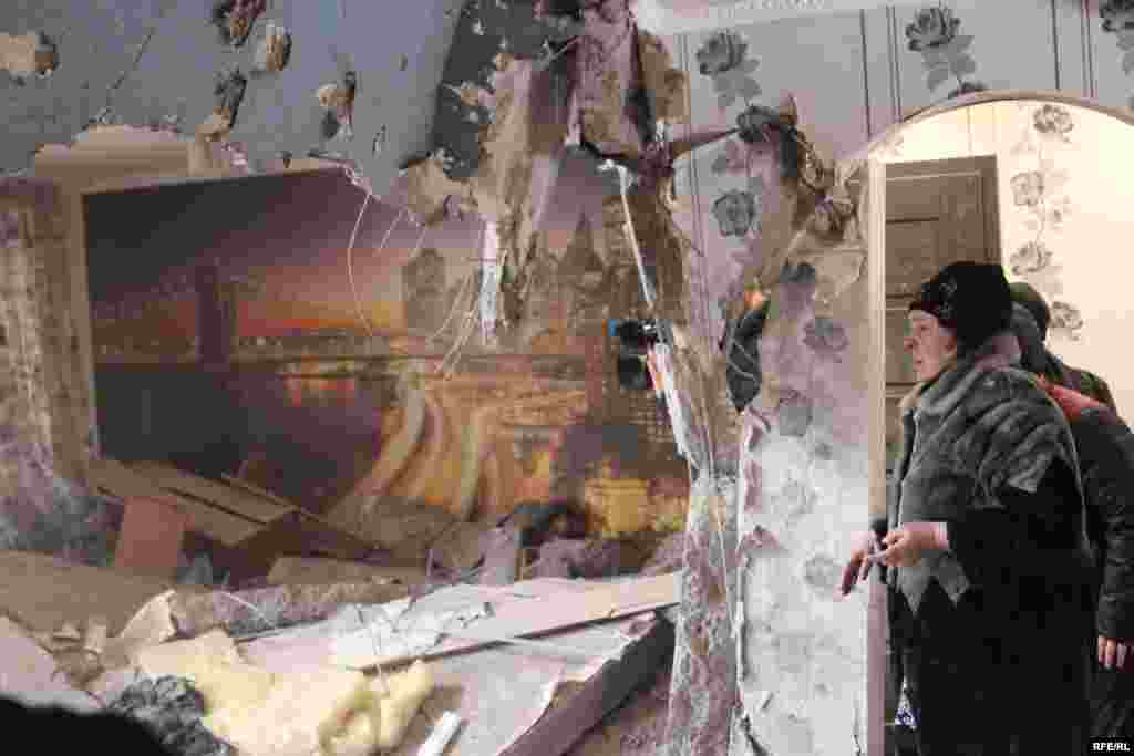 Жінка у зруйнованій внаслідок артилерійського обстрілу квартирі. Авдіївка, 20 лютого 2017 року