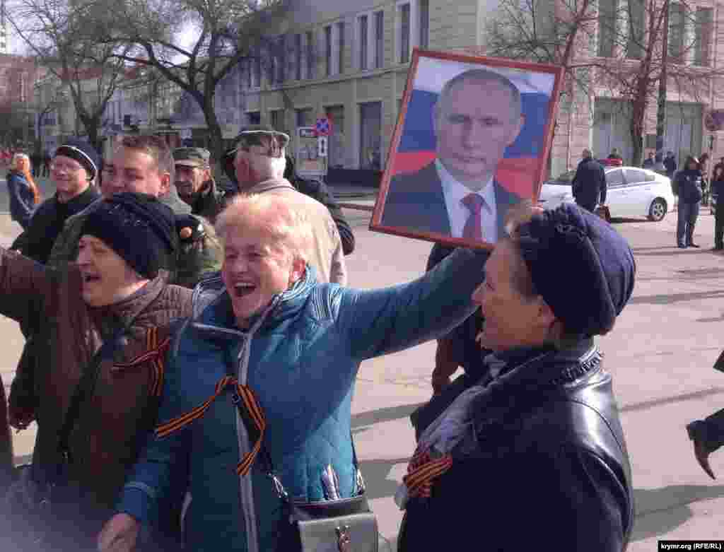 В Симферополе годовщину крымского «референдума» праздновали несколько дней. С утра начинаются праздничные мероприятия по случаю годовщины со дня проведения непризнанного миром референдума, в результате которого Россия включила Крым в свой состав. 16 матра 2015 года